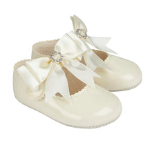 Load image into Gallery viewer, Bow &amp; Diamonte Shoe
