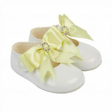 Load image into Gallery viewer, Bow &amp; Diamonte Shoe
