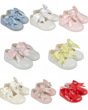 Load image into Gallery viewer, Bow &amp; Diamonte Shoe
