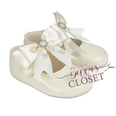 Patent leather cream crib shoe